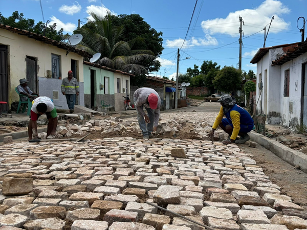 Pavimentação chega à rua Josias Braga após mais de 30 anos de espera