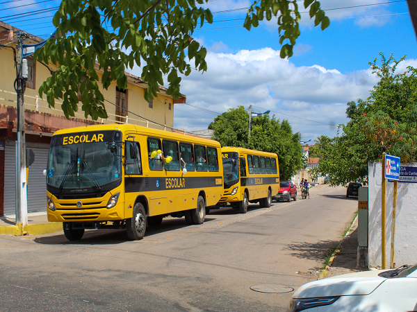 Governo Municipal de Milagres investe quase 3 milhões na compra de sete ônibus escolares