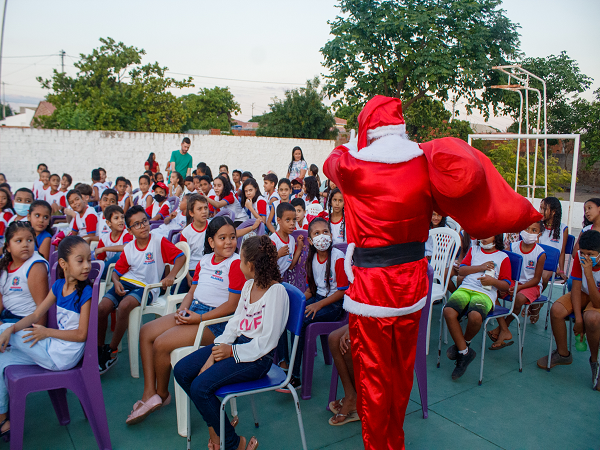 Governo de Milagres promove festa natalina para quase duas mil crianças